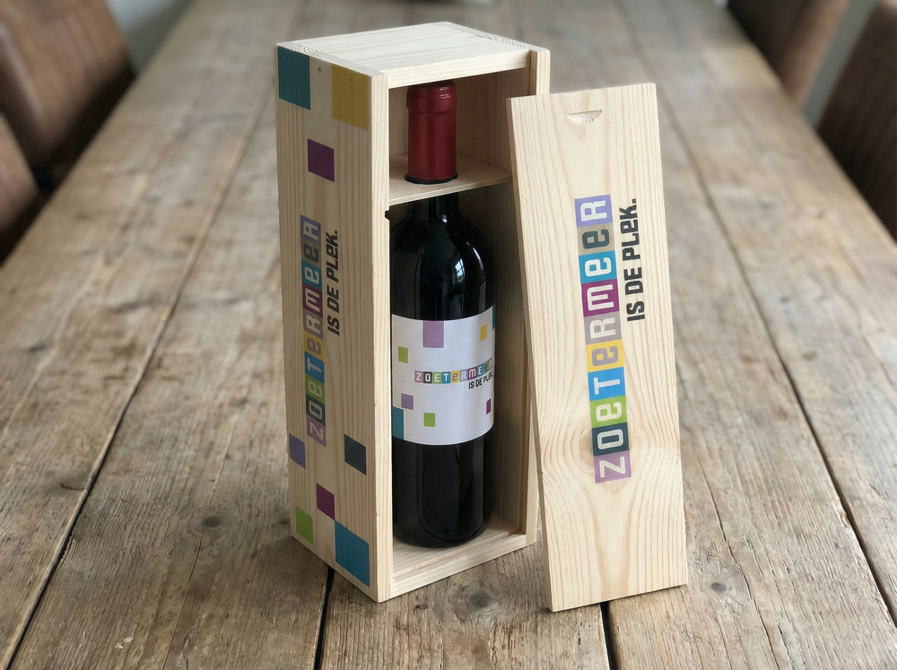 Wijnkist met een fles rode wijn.